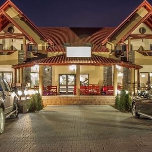 Aranykakas Etterem Es Panzio Bed & Breakfast Sindominic Exterior photo