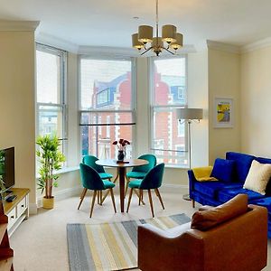 Stylish Apartment With Free Parking, Lift & Views Scarborough Exterior photo