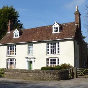 Stunning Apartment Opposite Cowdray Ruins In Heart Of Midhurst Exterior photo