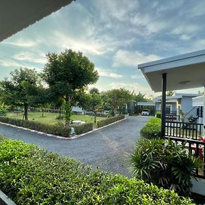 Baan Ruay Suk Resort, Lopburi Exterior photo