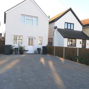 Newly Renovated Detached House Weybridge Garden Free Parking Wifi Netflix Train Station London Amenities Nature Work Contractors Family Holiday Apartment Addlestone Exterior photo