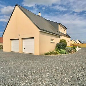 Family Home - Aux Portes De L'Histoire Tour-en-Bessin Exterior photo