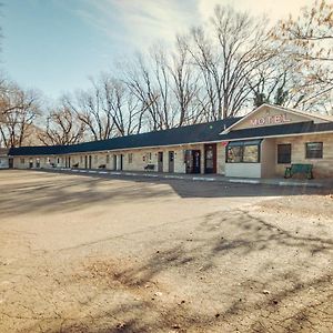 Simmer Motel Wamego Exterior photo