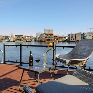 Houseboat Studio With Canalview And Free Bikes Bed & Breakfast Amsterdam Exterior photo