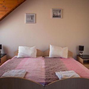 Gilde Etterem Es Panzio Bed & Breakfast Pilisvorosvar Exterior photo