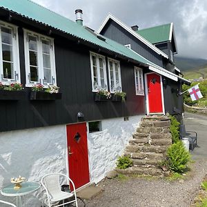 Charming And Authentic Heritage Retreat In Kvivik - Right Next To The River Villa Exterior photo