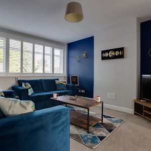 Saxon Road - A 3 Bedroom House With Garden By Prestigious Stays - Includes Wifi, Netflix & Amazon Alexa Sunbury-on-Thames Exterior photo
