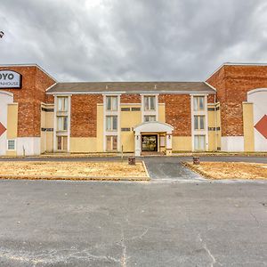 Oyo Townhouse Tulsa Woodland Hills Hotel Exterior photo