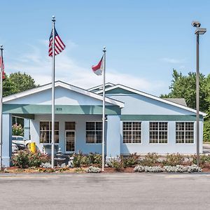 Super 8 By Wyndham Fayetteville Exterior photo