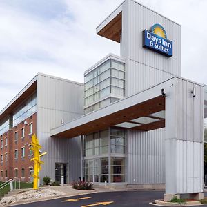 Days Inn & Suites By Wyndham Milwaukee Exterior photo