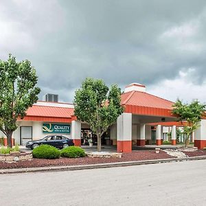 Quality Inn & Suites Kansas City I-435N Near Sports Complex Exterior photo