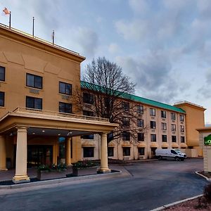 La Quinta By Wyndham Milwaukee Bayshore Area Hotel Glendale Exterior photo