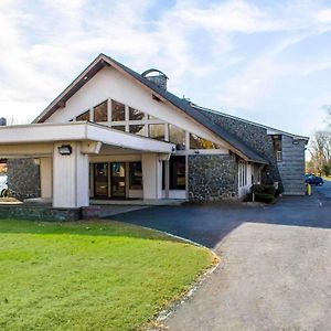 Econo Lodge Inn & Suites Colonie Center Mall Albany Exterior photo