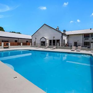 Clarion Pointe Marshall Hotel Exterior photo