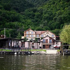 Fishing Trip Divici Hotel Exterior photo