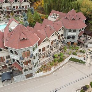 The Castle At Swan Lake Hotel Vernon Exterior photo