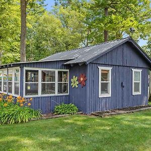 Cozy Pet Friendly Cabin With Dock, Firepit, Bikes, Grill Apartment Newaygo Exterior photo