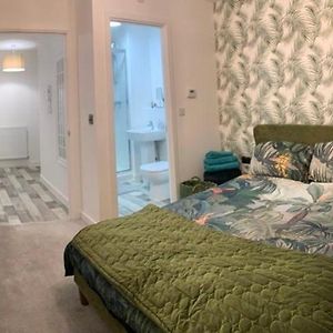 Peterborough City Center One Bed Apartment With Free Private Parking Exterior photo