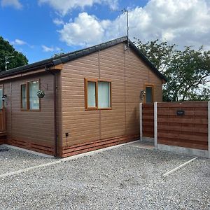 Holly Cabin With Hot Tub Villa York Exterior photo