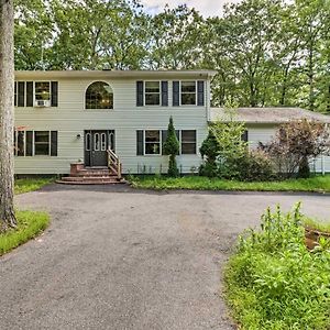 Pocono Gem With Deck And Fire Pit, 9 Mi To Skiing! Bushkill Exterior photo