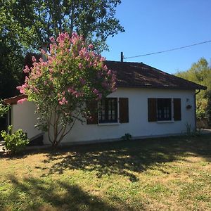 Les Bruyeres Gite Apartment Montbron Exterior photo