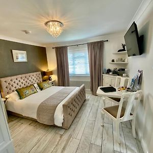 The Knightwood Oak A Luxury King Size En-Suite Space - Lymington New Forest With Totally Private Entrance - Key Box Entry - Free Parking & Private Outdoor Seating Area - Town ,Shops , Pubs & Solent Way Walking Distance & Complimentary Breakfast Items Exterior photo