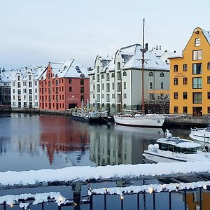 Family Friendly, Free Parking, In Best Part Of The City Alesund Exterior photo