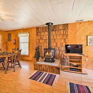 The Burgundy Cabin Iowa Retreat Pond And Fire Pit Apartment Spragueville Exterior photo