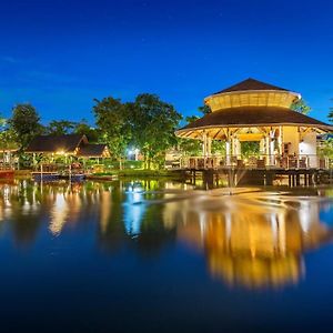 Boathouse Boutique Riverside Hotel Talat Amphoe Nakhon Chai Si Exterior photo