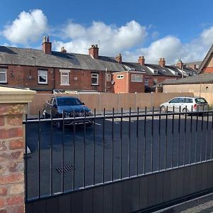 Newly Built 2 Bed Flat In The Heart Of Leek Apartment Exterior photo