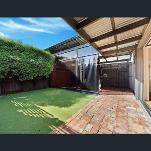 Entire Contemporary Home In Ascot Vale Melbourne Exterior photo