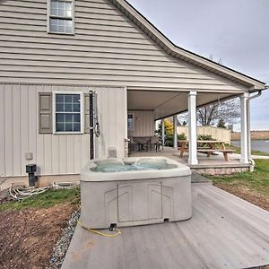 Peaceful Bird In Hand Home With Farmland Views! Exterior photo