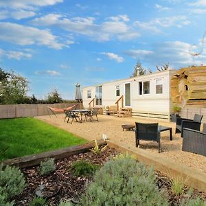 Orchard View Retreat: Dog-Friendly Getaway with Private Garden Villa Little Clacton Exterior photo