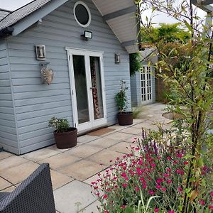 Private Garden Lodge In Christchurch, Dorset For 4 - Dogs Welcome! Holdenhurst Exterior photo