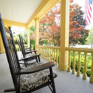 Historic Two Bedroom Downtown Stockbridge Exterior photo