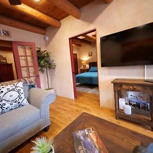 Santa Fe Oasis: Cozy Retreat with Hot Tub Near Town Square Apartment Exterior photo