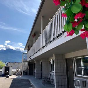 The Canterbury Inn Of Downtown Invermere Exterior photo