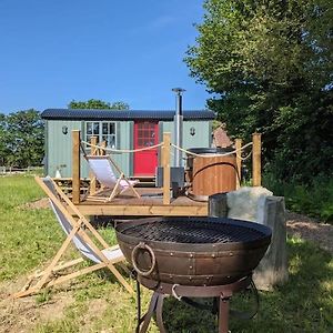 Kenny'S Hut Villa Cowfold Exterior photo