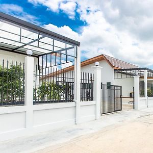 Tonsoi Hathairat Hotel Bangkok Exterior photo