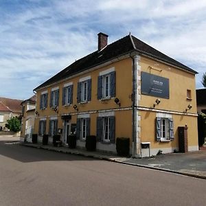 Logis Hotel & Restaurant Le Soleil D'Or Montigny-la-Resle Exterior photo