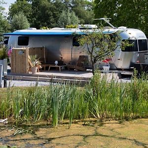 Airstream Retro Usa Caravan Apartment Earnewald Exterior photo