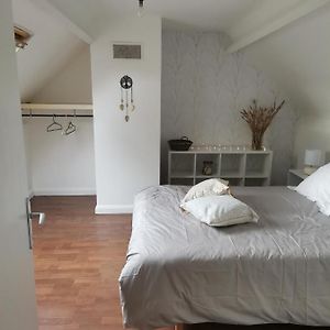 Chambre Double Avec Salle De Bains Privative Apartment Moyon Exterior photo