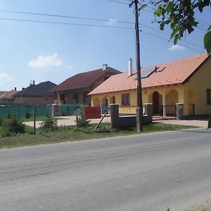 Kiserdo Vendeghaz Hotel Rajka Exterior photo