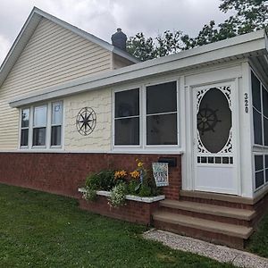 Cozy 2 Bedroom Home W/Lake View Lorain Exterior photo