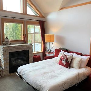 Stunning 2Br W Pool, Hot Tub Walk To Everything! Whistler Exterior photo