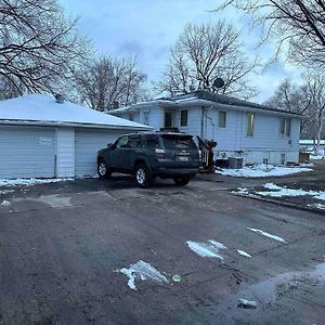 Hot Tub 5 Beds Apartment Moorhead Exterior photo