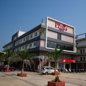 The Petals Unity Inn Garudeshwar Exterior photo