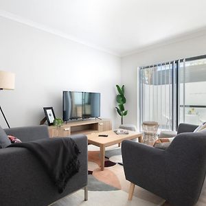 Modern Cozy Apartment Perth Exterior photo
