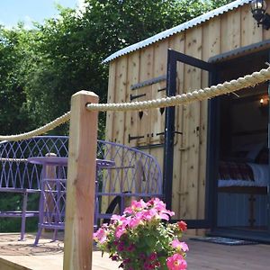 The Flying Scotsman Shepherd'S Hut With Hot Tub Brecon Exterior photo