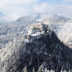 Haus Biechl Mit Blick Auf Die Burg Hohenwerfen Apartment Pfarrwerfen Exterior photo